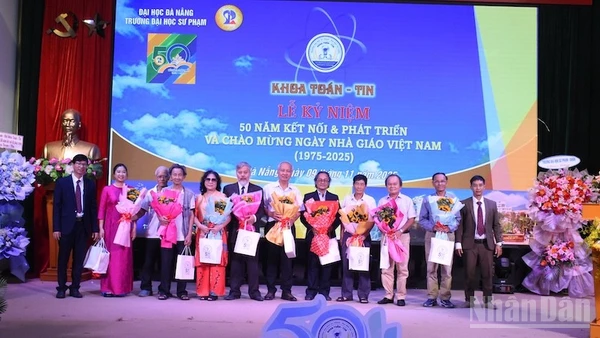 Đại diện Khoa Toán-Tin tặng hoa tri ân đến các thế hệ lãnh đạo, thầy cô có nhiều đóng góp, cống hiến vì sự phát triển của Khoa trong thời gian qua. (Ảnh: ANH ĐÀO)