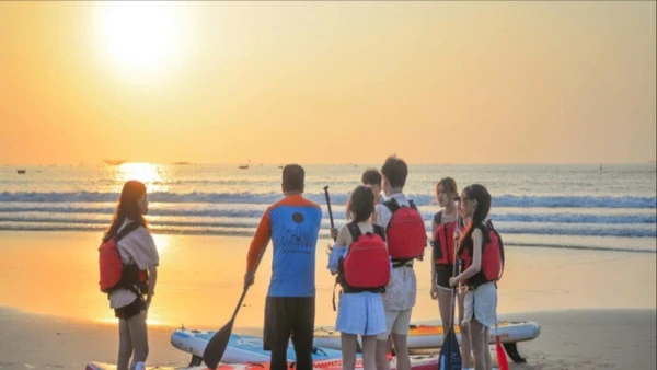 Du khách tham gia hoạt động chèo SUP trên biển Mân Thái, Đà Nẵng. (Ảnh: HT)