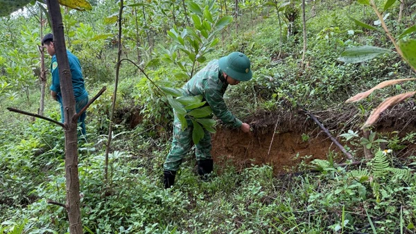Vết nứt kéo dài vừa được lực lượng chức năng xã La Dêê phát hiện. (Ảnh: Địa phương cung cấp)