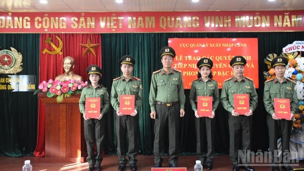 Thượng tá Hoàng Minh Thắng, Trưởng Công an cửa khẩu Cảng hàng không Quốc tế Đà Nẵng trao quyết định cho các đồng chí được phong cấp bậc hàm. (Ảnh: ANH ĐÀO)