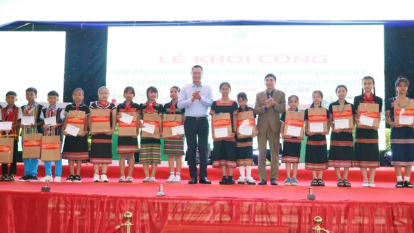 Bí thư Thành ủy Đà Nẵng Lê Ngọc Quang dự lễ khởi công Trường Phổ thông nội trú liên cấp Tiểu học và Trung học cơ sở Đắc Pring. (Ảnh: MAI QUANG)