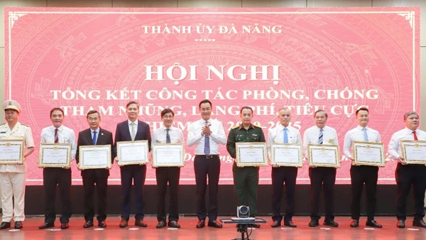 Bí thư Thành ủy Đà Nẵng Lê Ngọc Quang trao tặng bằng khen cho các tập thể có thành tích xuất sắc trong công tác phòng, chống tham nhũng, lãng phí, tiêu cực trong nhiệm kỳ qua.