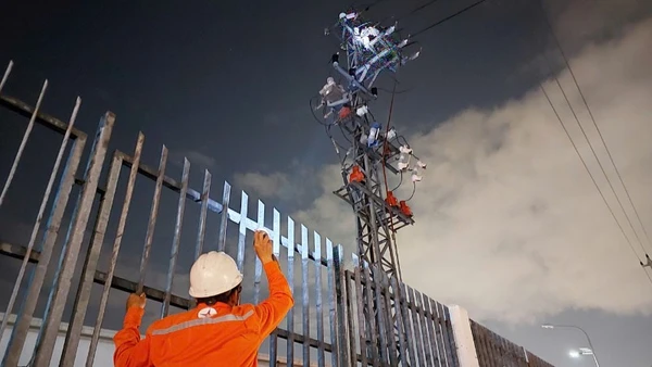 Nhân viên điện lực nhanh chóng có mặt kiểm tra, khắc phục sự cố.