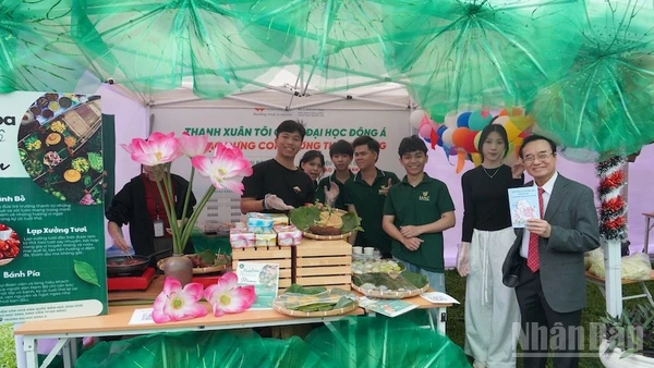 Sinh viên Đà Nẵng trải nghiệm không gian văn hóa Hàn Quốc được tổ chức ngày 19/12. (Ảnh: ANH ĐÀO)