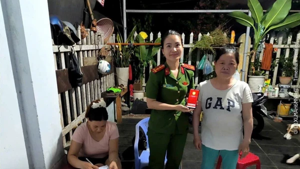 Công an phường Cẩm Lệ triển khai đợt cao điểm điểm kích hoạt tài khoản định danh điện tử mức 2 và tích hợp Bảo hiểm y tế trên VNeID. (Ảnh: Công an cung cấp)