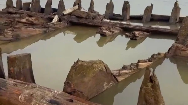 Một phần thân tàu cổ phát lộ sau khi thuỷ triều xuống. (Ảnh: Người dân cung cấp)