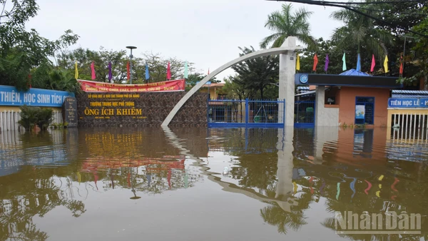 Nước lũ tiếp tục dâng cao khiến toàn bộ khu vực thôn Cẩm Toại Trung, xã Hòa Vang ngập sâu trở lại từ tối 2/11. (Ảnh: ANH ĐÀO)