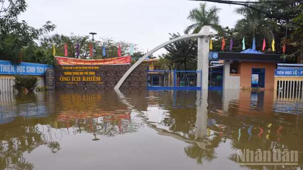 Nước lũ tiếp tục dâng cao khiến toàn bộ khu vực thôn Cẩm Toại Trung, xã Hòa Vang ngập sâu trở lại từ tối 2/11. (Ảnh: ANH ĐÀO)