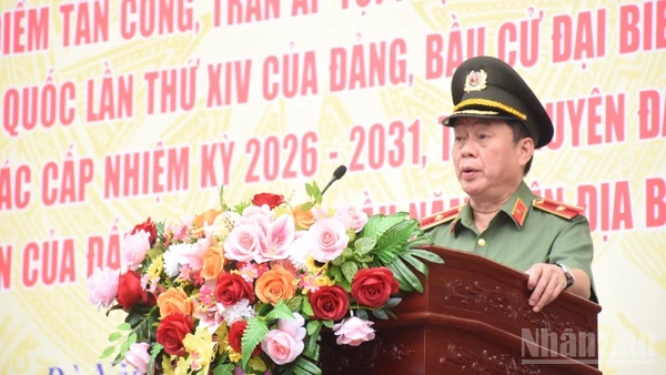 Thiếu tướng Nguyễn Hữu Hợp, Bí thư Đảng ủy, Giám đốc Công an thành phố Đà Nẵng phát lệnh ra quân toàn lực lượng. (Ảnh: ANH ĐÀO)