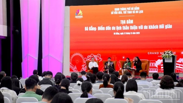 Các đại biểu khách mời chia sẻ về sản phẩm du lịch mới phục vụ thị trường khách HồI giáo. (Ảnh: ANH ĐÀO)