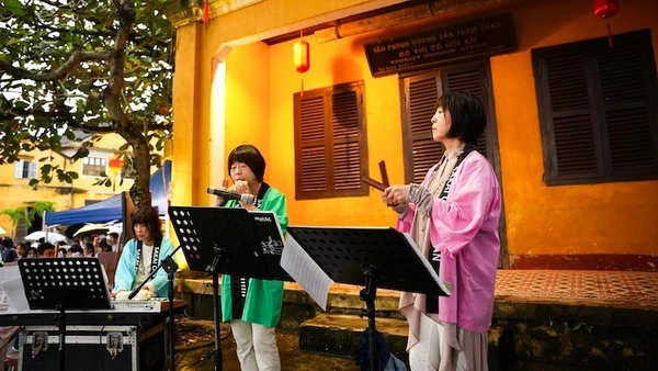 Các nghệ sĩ đến từ Nhật Bản biểu diễn nghệ thuật tại chương trình.