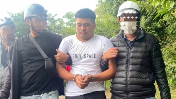 Đối tượng bị bắt giữ lúc 16 giờ 30 phút ngày 24/12 sau nhiều giờ lẩn trốn. (Ảnh: Công an cung cấp)