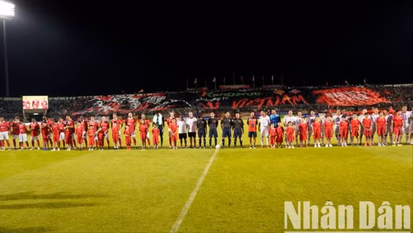 Trận đấu giao hữu giữa huyền thoại M.U như Ryan Giggs, Paul Scholes, Michael Owen...và các ngôi sao Việt Nam diễn ra trên sân vận động Hòa Xuân Đà Nẵng ngày 28/6/2025. (Ảnh: ANH ĐÀO)