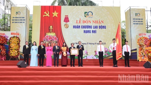 Thừa ủy quyền Chủ tịch nước, Thứ trưởng Thường trực Giáo dục và Đào tạo Phạm Ngọc Thưởng trao Huân chương lao động hạng Nhì cho nhà trường.