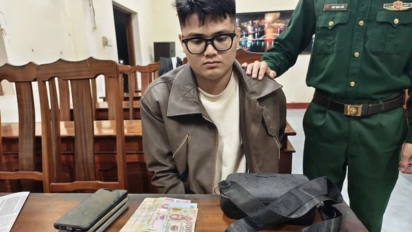 Đối tượng Nguyễn Quang Hải cùng tang vật tại cơ quan điều tra. (Ảnh: Đồn Biên phòng Non Nước cung cấp)