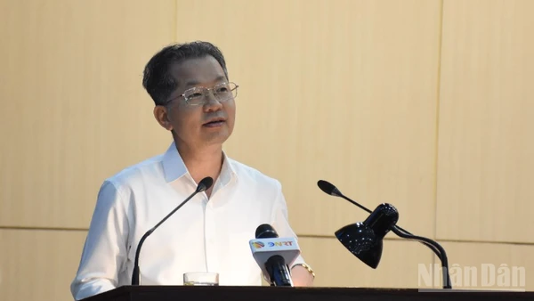 Đồng chí Nguyễn Văn Quảng, Ủy viên Trung ương Đảng, Bí thư Thành ủy, Trưởng Đoàn đại biểu Quốc hội thành phố Đà Nẵng phát biểu kết luận hội nghị. (Ảnh: ANH ĐÀO)