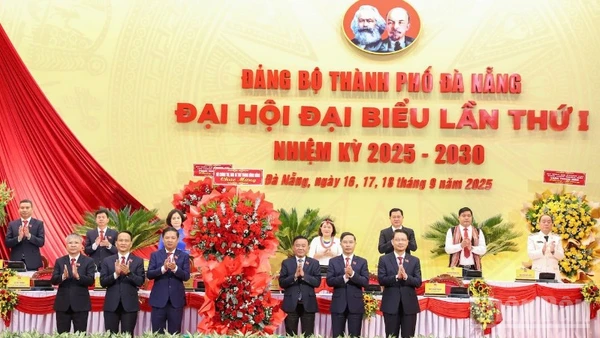 Ủy viên Bộ Chính trị, Thường trực Ban Bí thư Trung ương Đảng Trần Cẩm Tú tặng hoa chúc mừng Đại hội. (Ảnh: ANH ĐÀO)