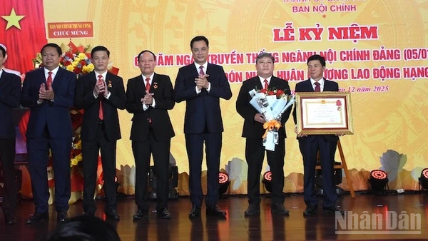 Bí thư Thành ủy Đà Nẵng Lê Ngọc Quang trao Huân chương Lao động hạng Ba cho Ban Nội chính Thành ủy Đà Nẵng. (Ảnh: ANH ĐÀO)