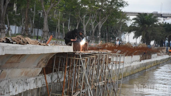 Toàn bộ tường chắn sóng được thi công để giảm sóng tràn qua đỉnh kè. (Ảnh: ANH ĐÀO)