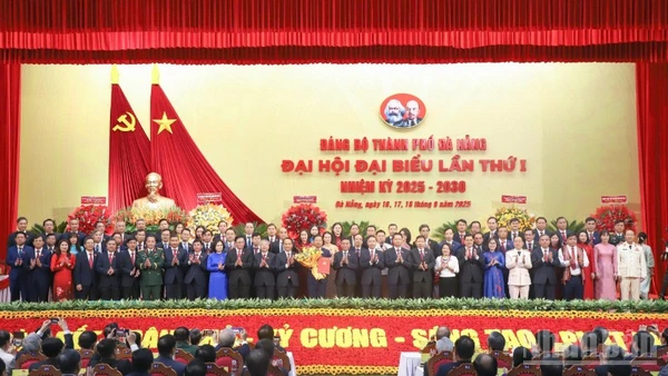 Ủy viên Bộ Chính trị, Thường trực Ban Bí thư Trung ương Đảng Trần Cẩm Tú tặng hoa chúc mừng Ban Chấp hành Đảng bộ thành phố Đà Nẵng nhiệm kỳ 2025-20230. (Ảnh: ANH ĐÀO)