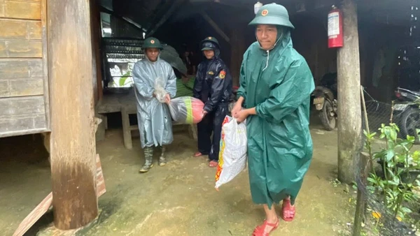 Đà Nẵng tiếp tục di dời dân khỏi khu vực nguy cơ sạt lở cao tại thôn Dading, xã Hùng Sơn. (Ảnh: Bộ Chỉ huy Quân sự thành phố cung cấp)