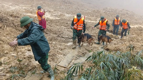 Quân khu 5 tiếp cận hiện trường trong điều kiện thời tiết vô cùng khó khăn. (Ảnh: Quân khu 5 cung cấp)