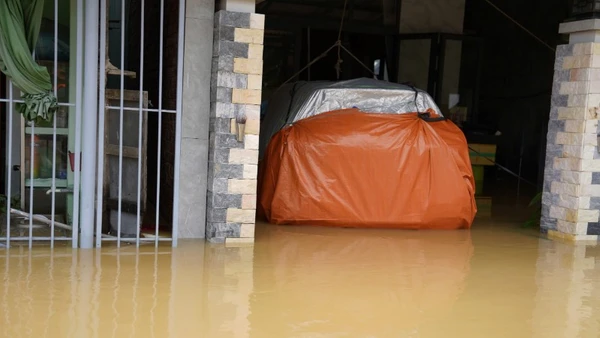 Chiếc Mitsubishi Xforce của anh Cường tự nổi trên nước, khi lũ ngập hơn 1m, trưa 30/10. (Ảnh: Văn Đông)