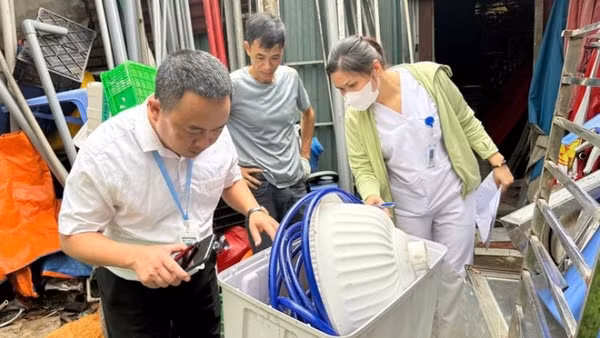 Đoàn công tác của Sở Y tế Hà Nội kiểm tra các dụng cụ chứa nước tại các hộ dân trên địa bàn thành phố. (Ảnh: CDC Hà Nội)