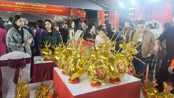 Người dân xã Kiều Phú tham quan, tìm hiểu sản phẩm phục vụ Tết tại Không gian trưng bày.