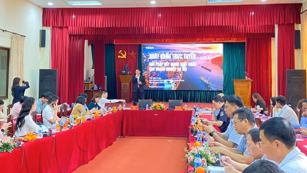 Đại diện Liên minh hỗ trợ Xuất khẩu trực tuyến (VESA) tham luận tại hội nghị.