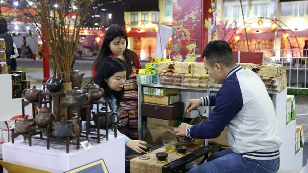 Người dân tìm hiểu, thưởng thức sản phẩm trà tại Lễ hội Xuân Bính Ngọ 2026.