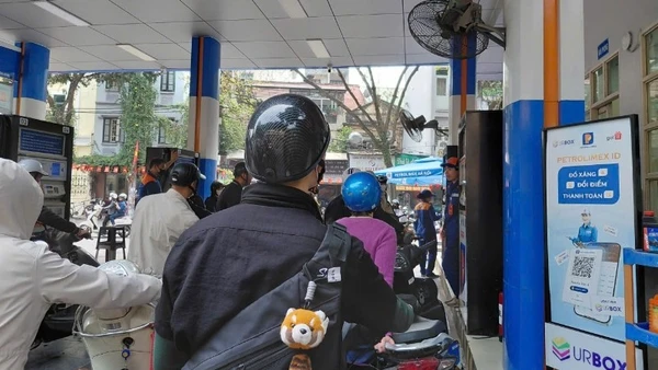 Người dân xếp hàng mua xăng tại cửa hàng trên phố Trần Hưng Đạo (Hà Nội). 