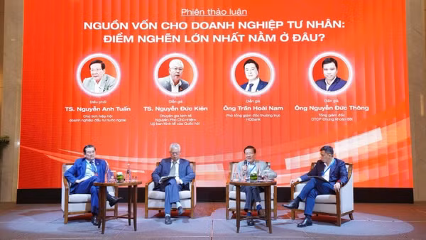 Các khách mời tham gia phiên thảo luận tại hội thảo.