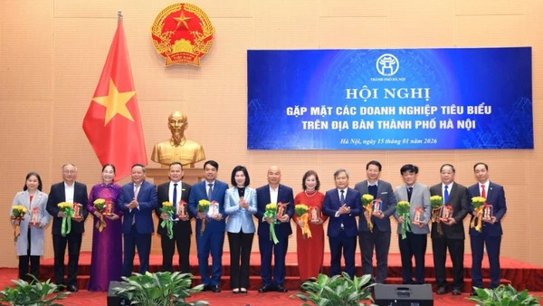 Lãnh đạo thành phố Hà Nội tặng hoa biểu dương các doanh nghiệp tiêu biểu trên địa bàn. 