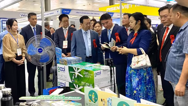 Lãnh đạo thành phố Hà Nội và thành phố Busan (Hàn Quốc) tham quan các gian hàng tại Hội chợ.