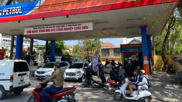 Người dân chờ mua xăng tại cửa hàng xăng dầu HTX Công nghiệp Long Biên.