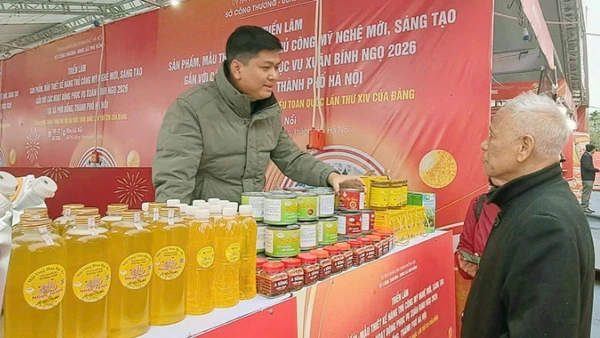 Các cơ sở sản xuất, Hợp tác xã, doanh nghiệp giới thiệu sản phẩm tại Triển lãm.