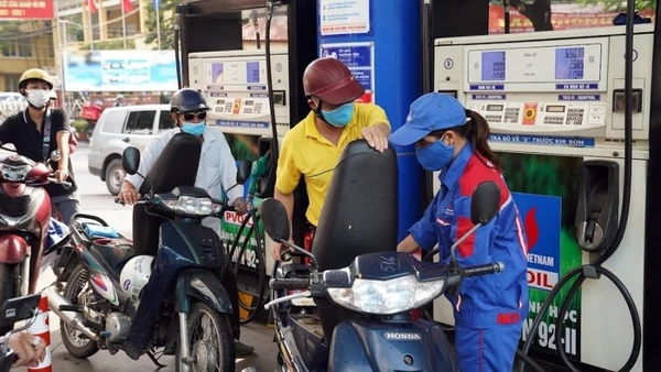 Các cửa hàng bán lẻ xăng dầu được yêu cầu chấp hành đúng quy định trong kinh doanh.