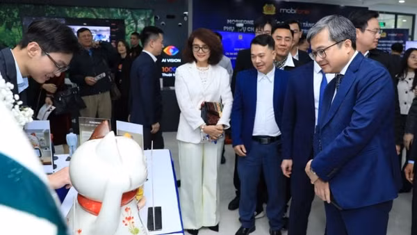 Các đại biểu tham quan không gian trưng bày và trình diễn công nghệ tại tầng 1 Sàn Giao dịch Công nghệ Hà Nội.