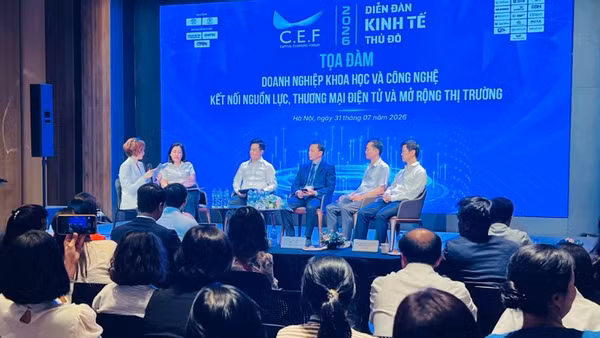 Đại diện các sở, ban, ngành thành phố Hà Nội và doanh nghiệp trao đổi tại diễn đàn.