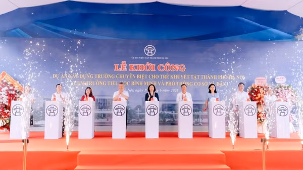 Các đại biểu thực hiện nghi thức khởi công dự án.