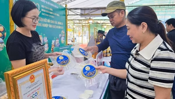 Chị Trần Thị Hậu đang giới thiệu sản phẩm chả dam OCOP cho khách hàng.