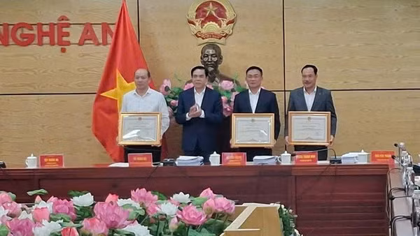 Chủ tịch Ủy ban nhân dân tỉnh Nghệ An tặng bằng khen cho các tập thể.