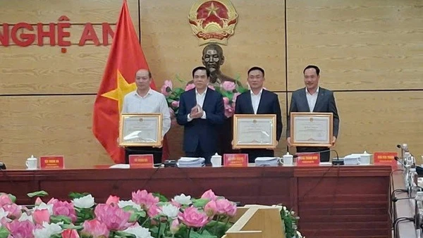 Chủ tịch Ủy ban nhân dân tỉnh Nghệ An tặng bằng khen cho các tập thể.