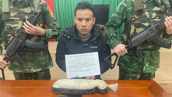 Đồn Biên phòng Quỳnh Thuận và Phòng nghiệp vụ bắt đối tượng mua bán vận chuyển thuốc nổ.