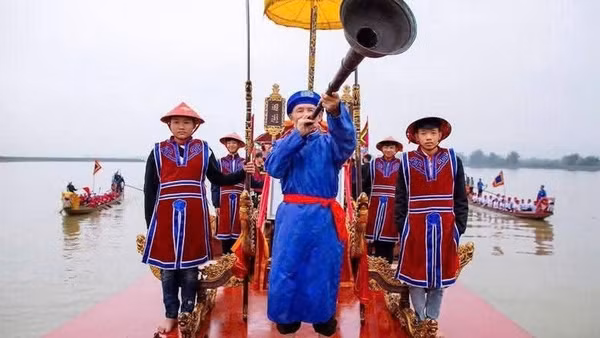 Nghi lễ rước trên sông tại Lễ hội Đền Thanh Liệt, nét đặc sắc trong không gian văn hóa sông nước vùng hạ lưu sông Lam.