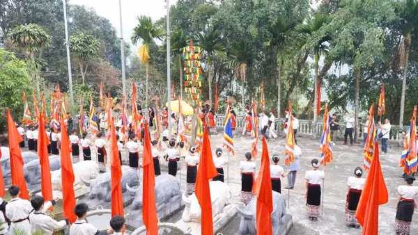 Nghi thức rước lễ trong không gian lễ hội tại Đền Chín Gian, thể hiện nét đẹp văn hóa tâm linh và tinh thần cố kết cộng đồng của người Thái miền Tây Nghệ An.