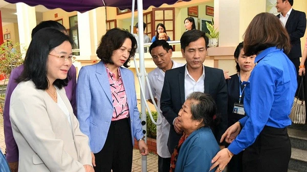 Thứ trưởng Y tế Nguyễn Thị Liên Hương cùng các đại biểu hỏi thăm tình hình sức khỏe người dân đến khám sàng lọc.