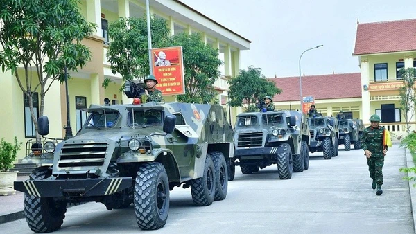 Đơn vị thiết giáp của Bộ Chỉ huy Quân sự tỉnh Nghệ An ra quân huấn luyện.
