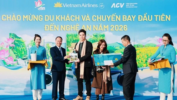 Ban Tổ chức đã tặng quà lưu niệm và vé máy bay khứ hồi miễn cước trên chặng bay nội địa của Vietnam Airlines.